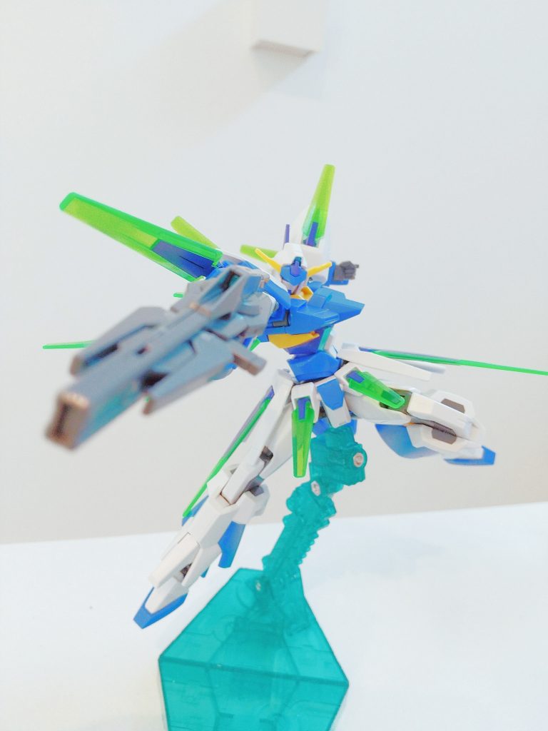 ライフル構えポーズ。ファンネルはいろいろな角度で飾れるので、ポージングが決めやすいです