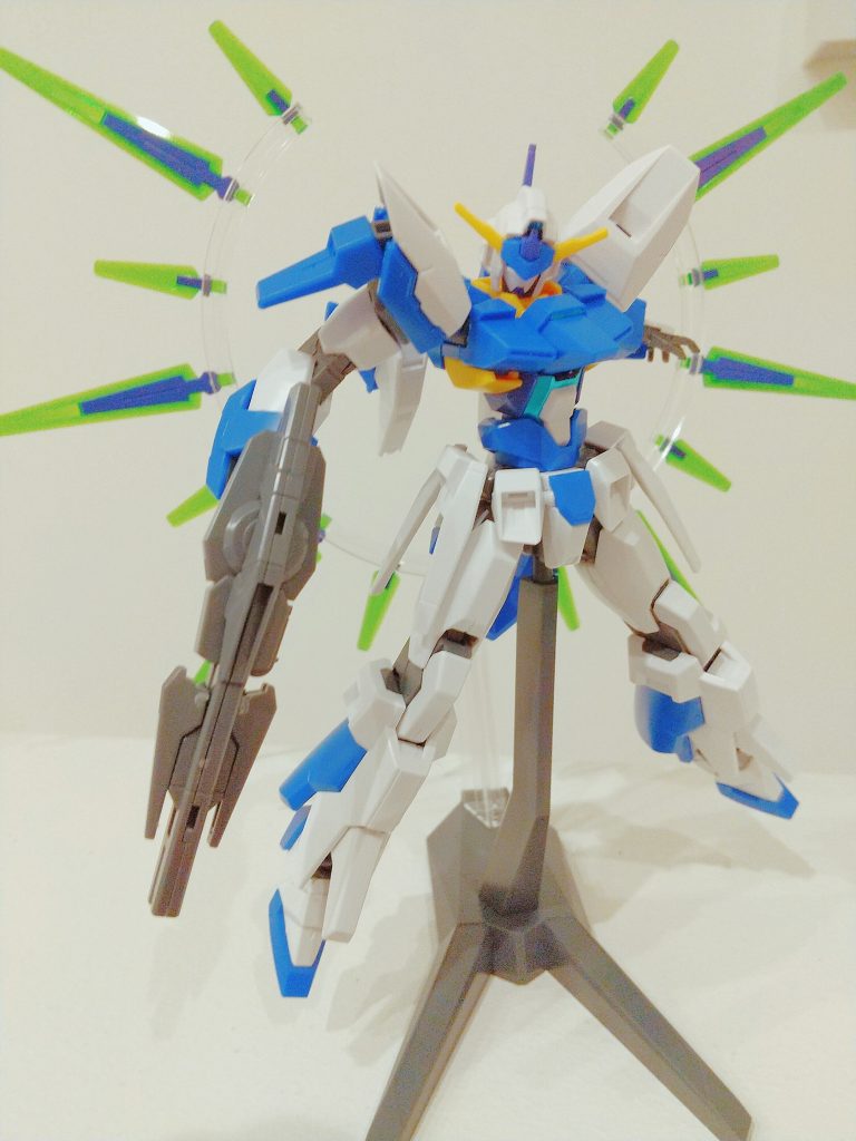 ファンネル用のスタンドは角度を変えることができるので、さまざまなポージングで活躍してくれます。