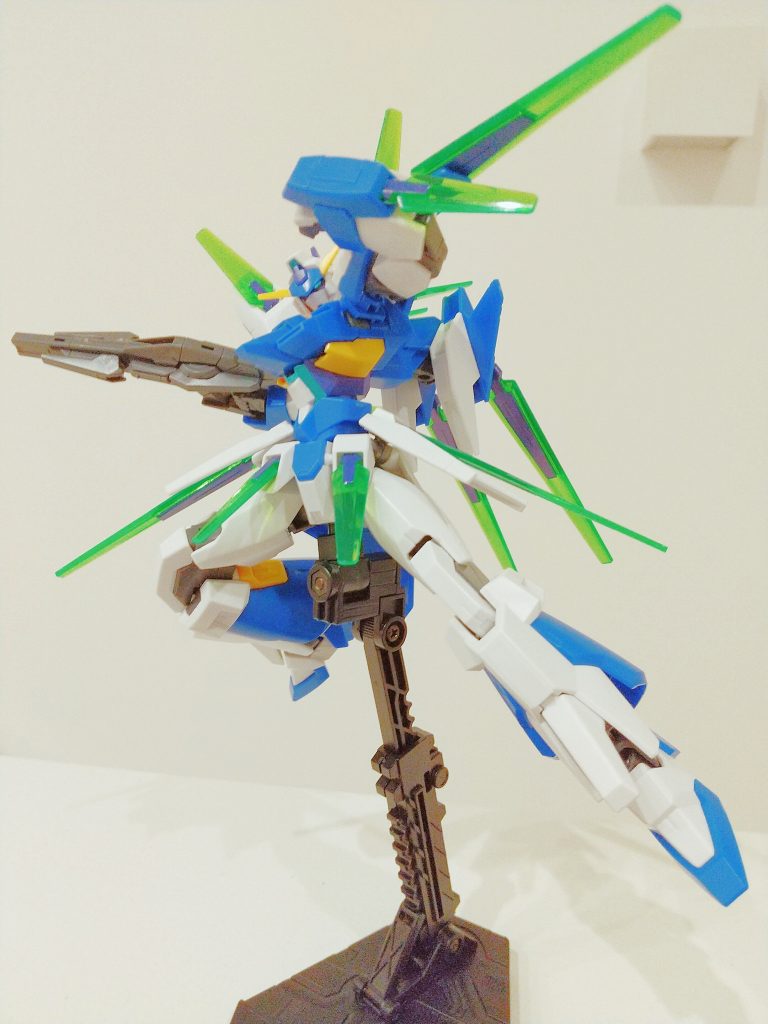 以上、ガンダム AGE-FXでした。画像で見るよりも実際に手に取った方が何倍もカッコよく見えます。特にCファンネルの使い方によってさまざまな表情を見せてくれる最高の出来です。色分け、クオリティ、スタンド、ファンネル用スタンドも付いている素晴らしいキットでした。