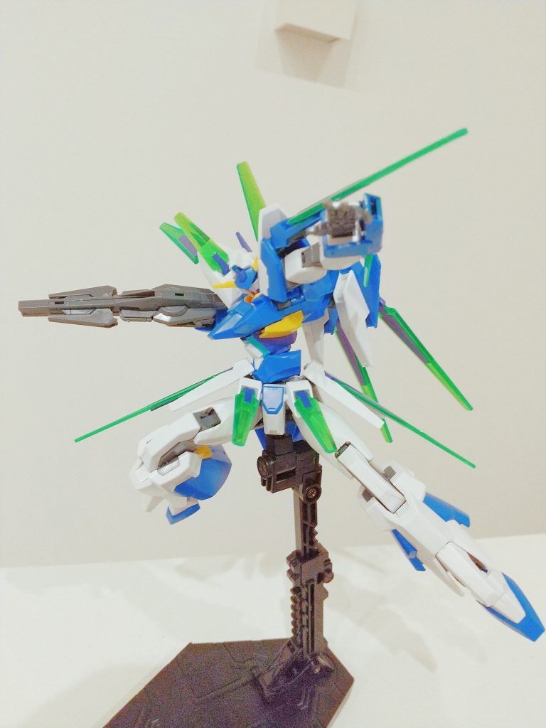 Cファンネルを体に身に付けている通常状態のAGE-FXです。かなりヒロイックな体型で、青と白のボディにファンネルがとても映えます。