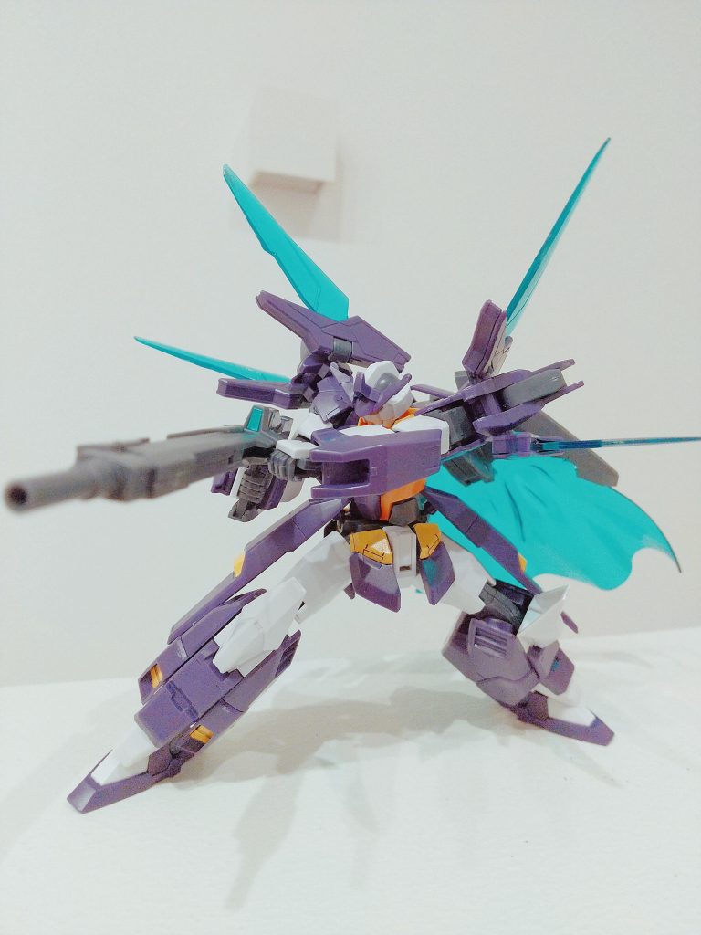 トライドッズライフルは精密射撃モードとして、両手持ちもできます。クリアパーツが映えますね。