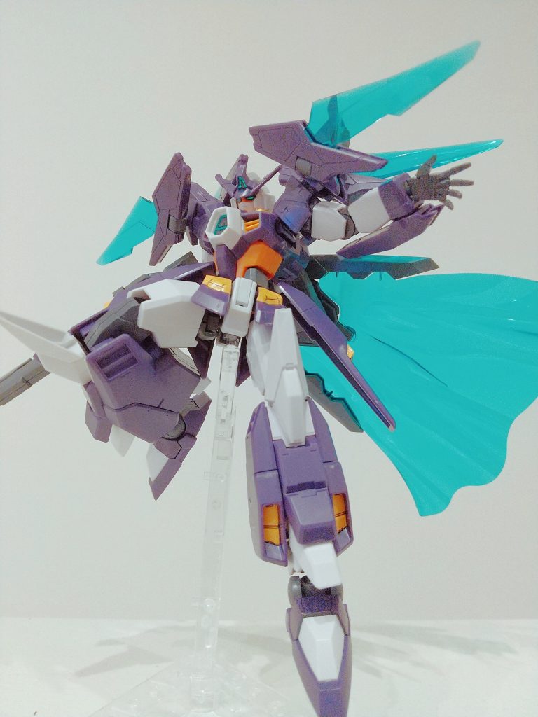 以上。ガンダム トライエイジ マグナムでした。やはりビームマントが特徴です。いろいろな角度にできるので、表情付けが楽しいです。カードを持ったパーツなどもかなり珍しいです。AGEのキットが好きな人はかなり満足できると思います。