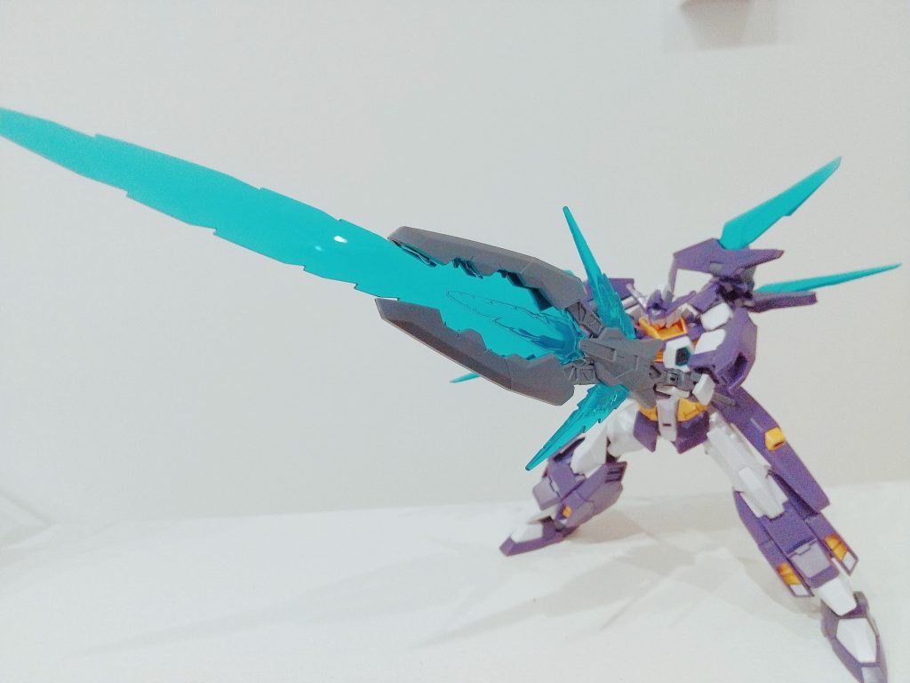 背中のビームマントは分離してトライスラッシュブレイドという大型剣として装備できます。すごい迫力です笑笑