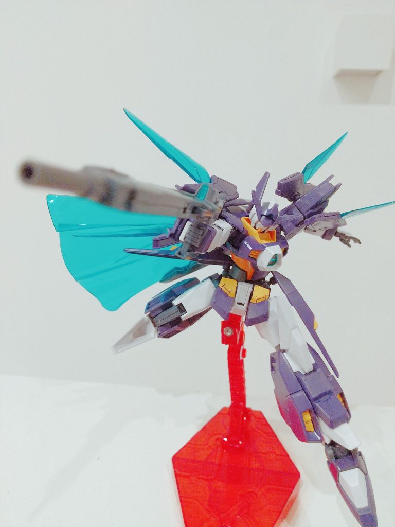 ライフル構えポーズ。HG AGE1ノーマルが元になっているので、稼働は素晴らしいです。