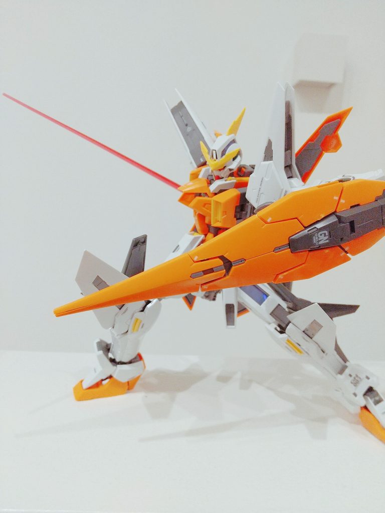 ビームサーベル構えポーズです。フォルムがすごく主人公機っぽいので、ビームサーベルとシールドが似合います。
