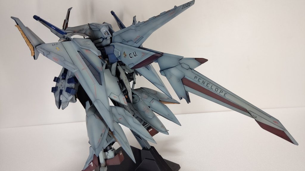 尻尾の赤いラインはロボット魂版だと細くなっていて、より長大に見えたのでそれを参考に「く」の上の部分をグレーで塗って細くしてます