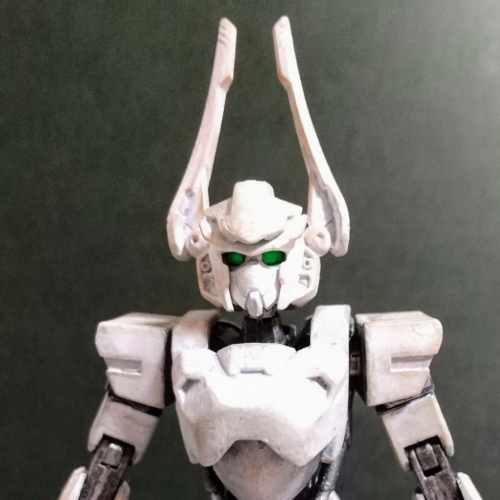 装甲の角を丸く鑢って、白と銀を塗り重ねて石膏像+ロボのイメージ。蛍光グリーン初めて塗りましたが、反射して目元がボヤけてしまいますね。だから目元は黒く塗るのかと納得しました。