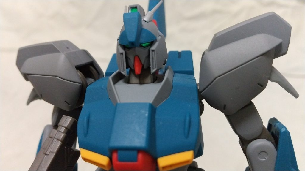 センサー、カメラは付属のシールです。
スミイレはスミ入れペンとガンダムマーカースミいれ用です。
前回、エナメルの墨入れ塗料を導入したのですが、今回は悪天候の為、ツヤ有りコートの手間を省略して、つや消しコート後にペンでスミイレにしました。