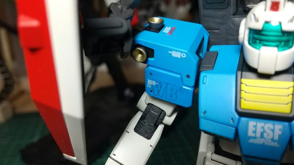 肩にも。スレッガーさんなら隊長機だろうから機番は101。でも、中尉だったら中隊長(機番で言うなら100?)なんですかね?