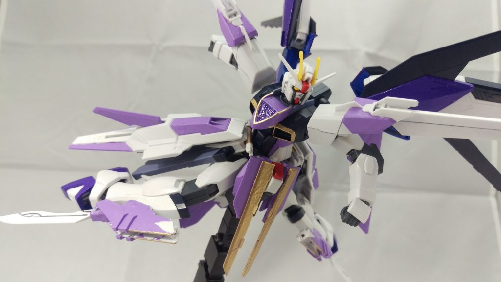 脛部ブレイド・ビーム発生装置
実体剣とビームサーベルの複合兵装。