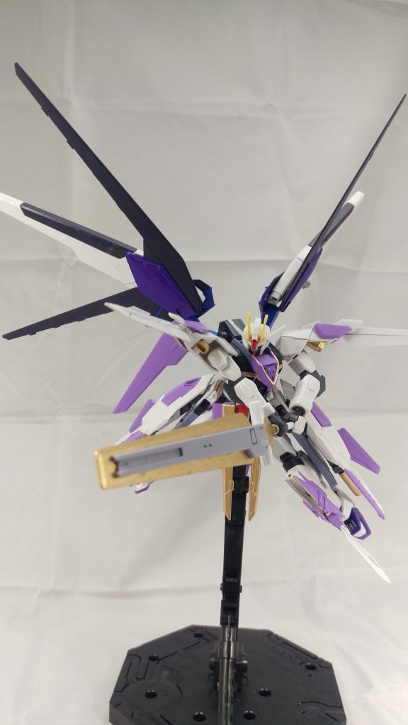 グレイブブレイド
巨大な実体剣
刃にはビームコーティングが施されており、ビームサーベルと切り結べるほか、ビームを弾くことも可能。
刃が振動することで切断能力を高める。
刀身が大型ビームライフルになっている。