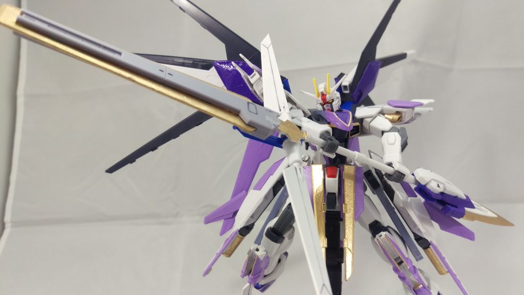 グレイブクロス
両肩の実体剣を装備した形態。
十字架を彷彿とさせる形状の近接戦闘用兵装。
攻撃範囲が広く重量もあるため振り回した時の威力が高い。