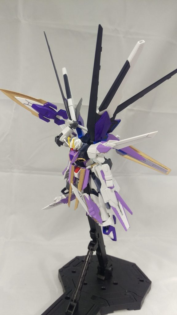 戦争の十字架を背負い、核の十字架を抱く機体。
十字架の支配者。
自由の代償が何なのか、知っているはずなのに知らないふりをする。
我々は失ってから実感する。
自由への希望の翼はいつしか魂を求める悪魔の翼に代わってしまう。
もはやあの十字架が誰が為のものか知る人はいない。