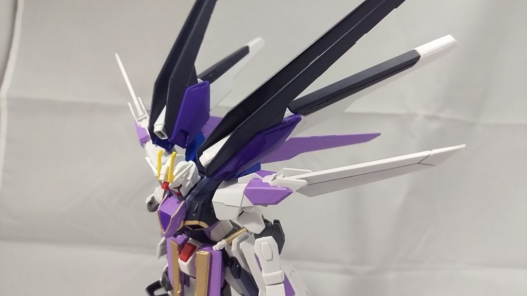 両肩に装備された振動実体剣
すれ違いざまに敵機を両断する。