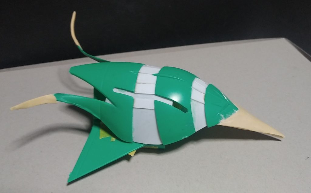 これが最初です。
輪切りにして、0.3mmプラ板で裏打ちしつつ、1mmプラ板の短冊を貼り付けます。