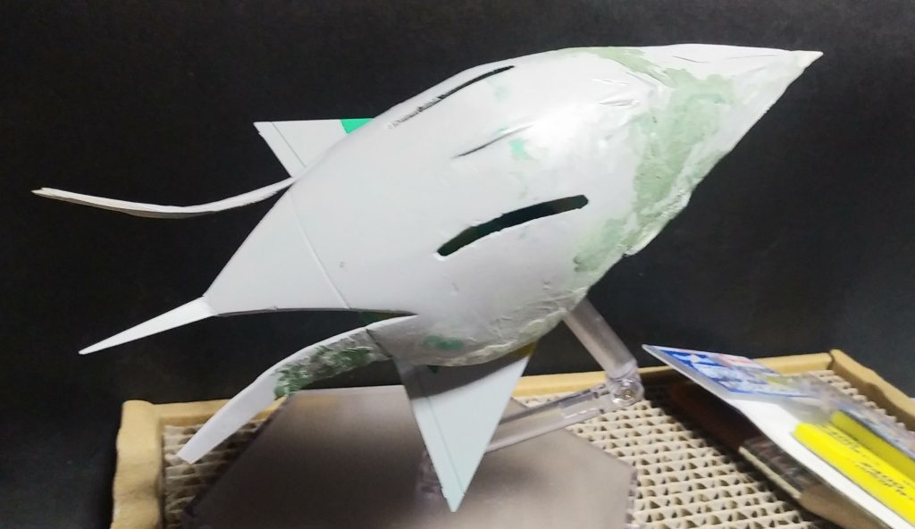 隙間をパテで埋めて、ひたすら表面処理です。