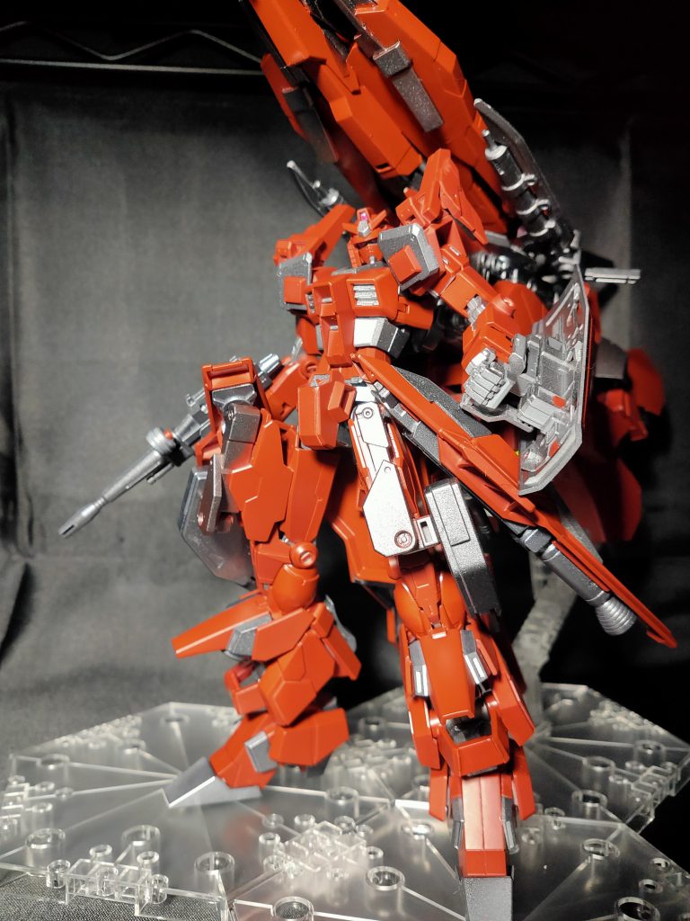 機体コンセプト

「爆発的推力で敵陣の裏を取り、高火力の射撃を敵中枢部に叩き込む」