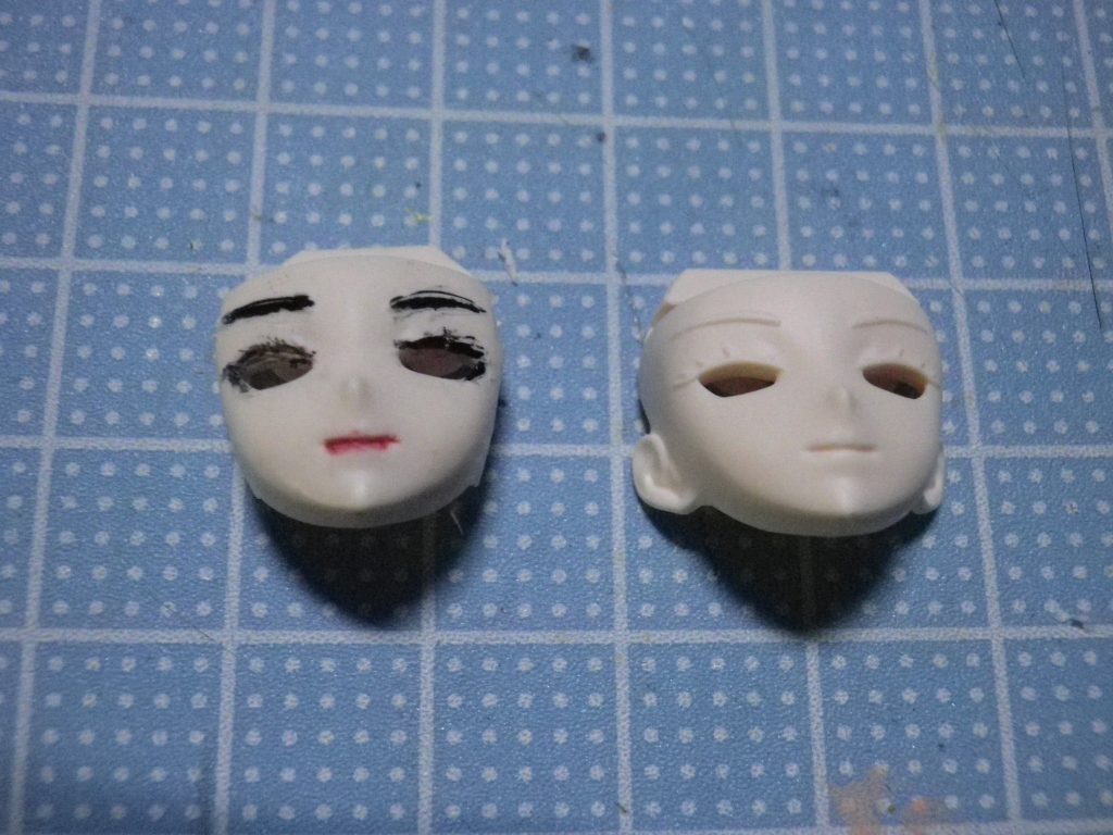 モビルドール形態でリアルのフェイスが組み込めるように上部のパーツ、耳等？干渉する部分は現物合わせで削っています。加えて自己主張が過ぎる？”まつげも削っています(笑)