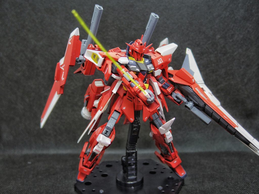 刀身は、百式系特有の刀状のビームサーベル。
ビームサーベル常時、ライフルはウイングにマウントできるので、棄てずにすみます。(他の写真参照)