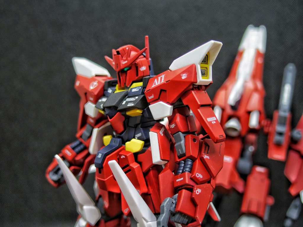 以上、ΔⅡガンダムでした。
締め切り最終日のギリギリ完成でした(´Д`|||)
梅雨がなかなか明けず、天気の都合で予定通りの塗装ができず、塗り分けを多少妥協しましたが、なんとか完成と言える状態まで、到達できました。