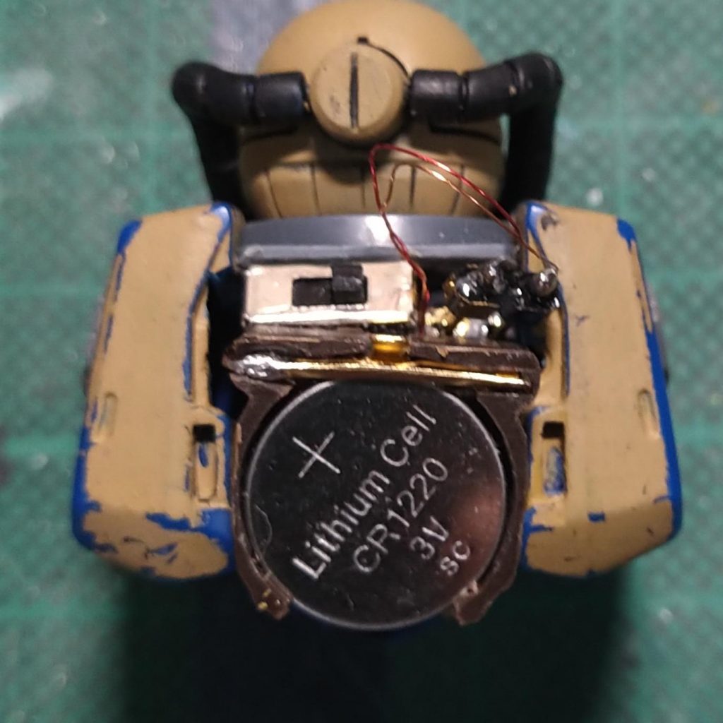 電飾は1608チップLedをモノアイに入れてUV樹脂で固定。CR1220電池もスイッチも本体に内蔵。バックパックを外してオンオフ。