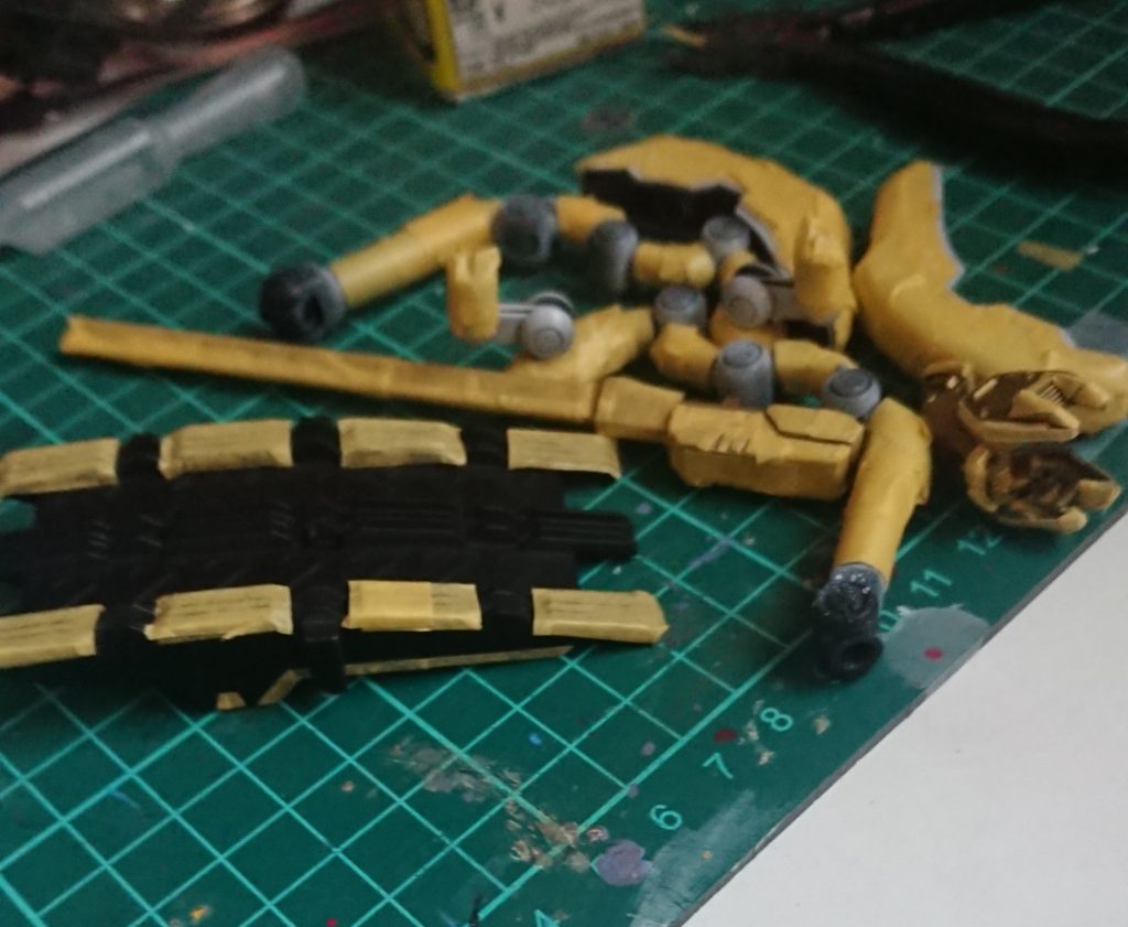 マスキングして塗装してを繰り返し…