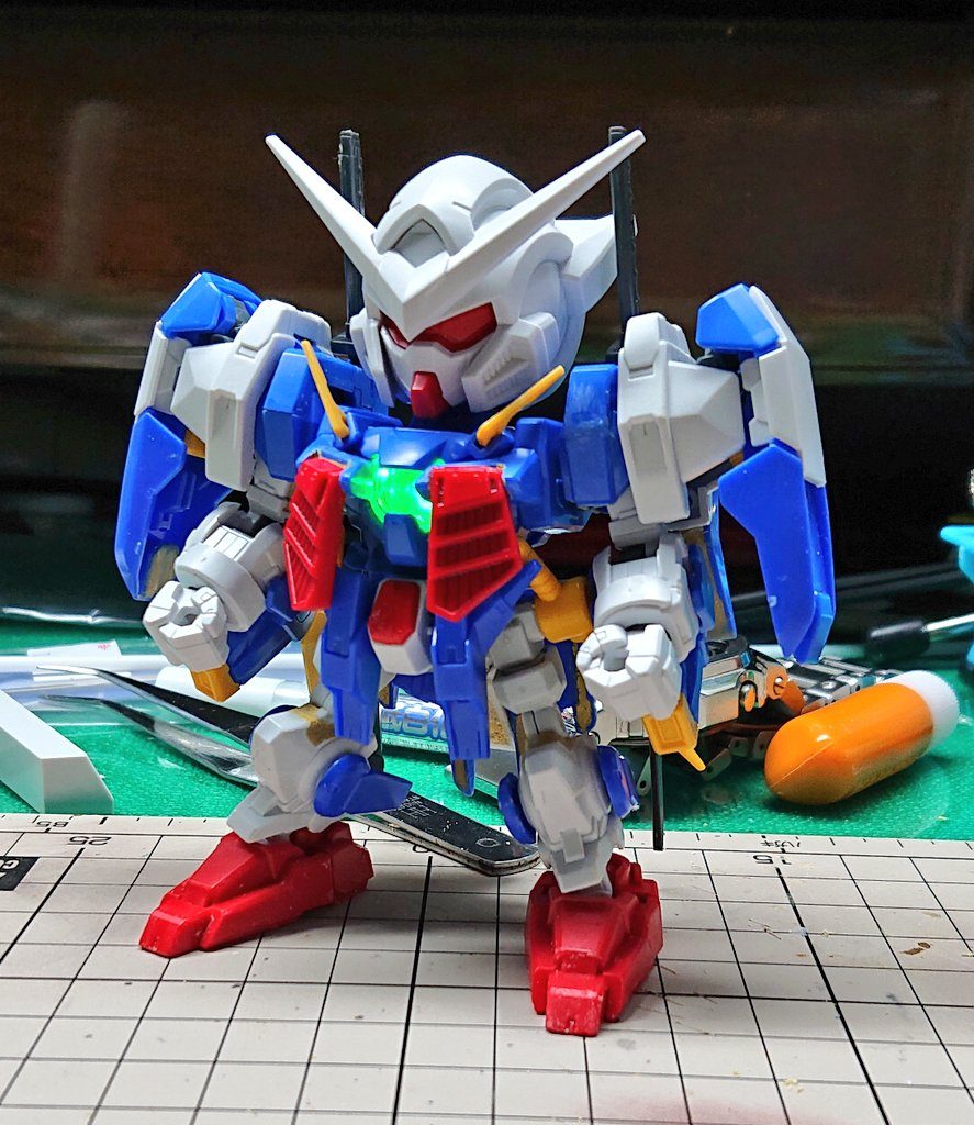 武者要素として、胸鎧にLGBB武者頑駄無の腰鎧を移植、武器類は戦国アストレイ頑駄無、紅武者アメイジング、ダイバーエースユニットから拝借し、それぞれ改造して採用しました。その他、肩鎧の鋲などを足したり、クワガタ(アンテナ)を鉄機武者風にしています。