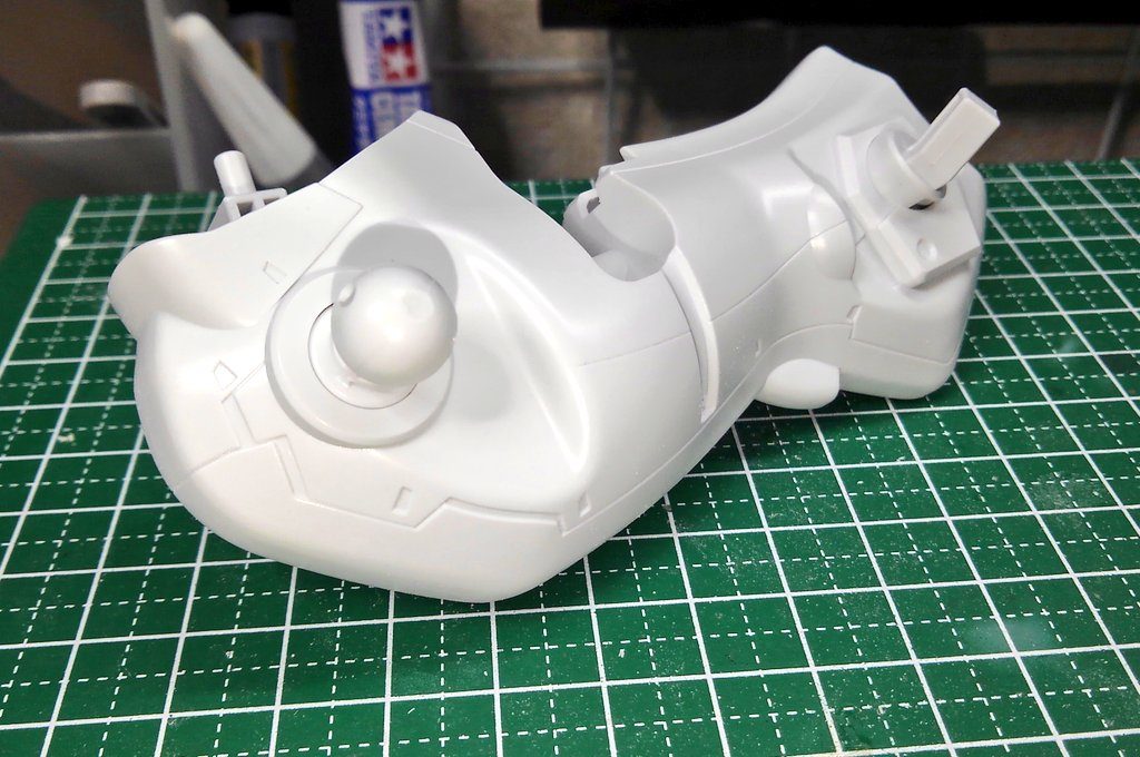 ほとんどモナカ状のパーツなので、合わせ目消しは丁寧に行いました。