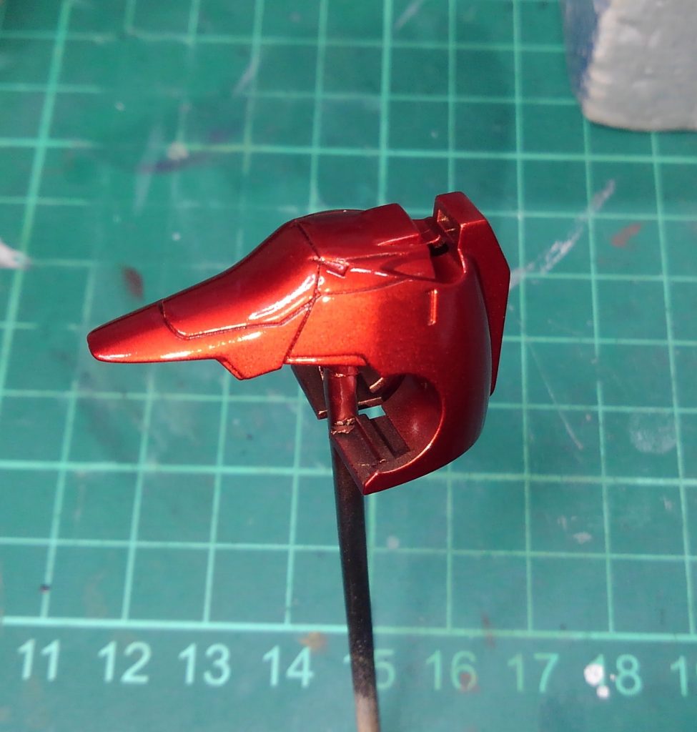 頭部はゴールド→クリアーレッドでキャンディー塗装にした後、つや消しにしてマットキャンディーで仕上げてあります。