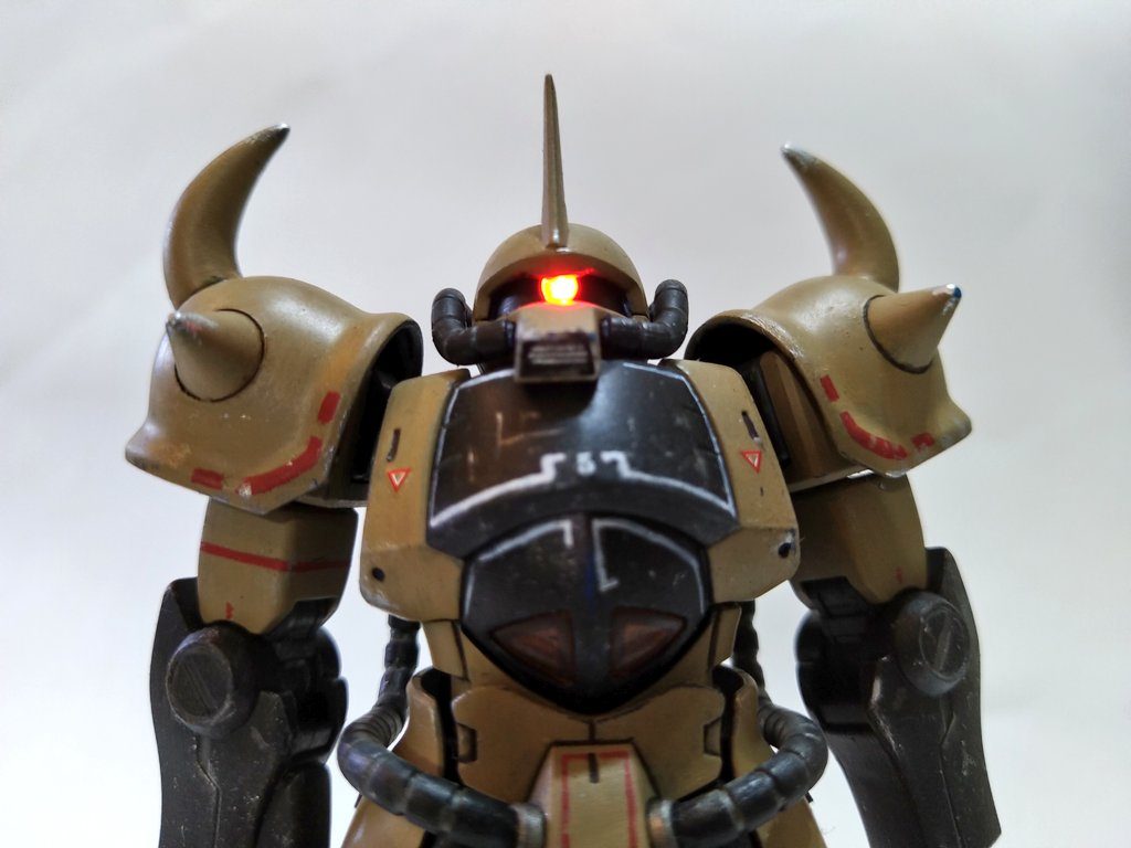 塗装はシタデル筆塗装。ラインマーキングは筆塗り、ジオンと部隊マーク、ナンバー、三角マークはデカール。ハゲチョロは名人のを真似るが、そんな上手くいくわけない。足だけウェザリングマスターのサンドで汚し。