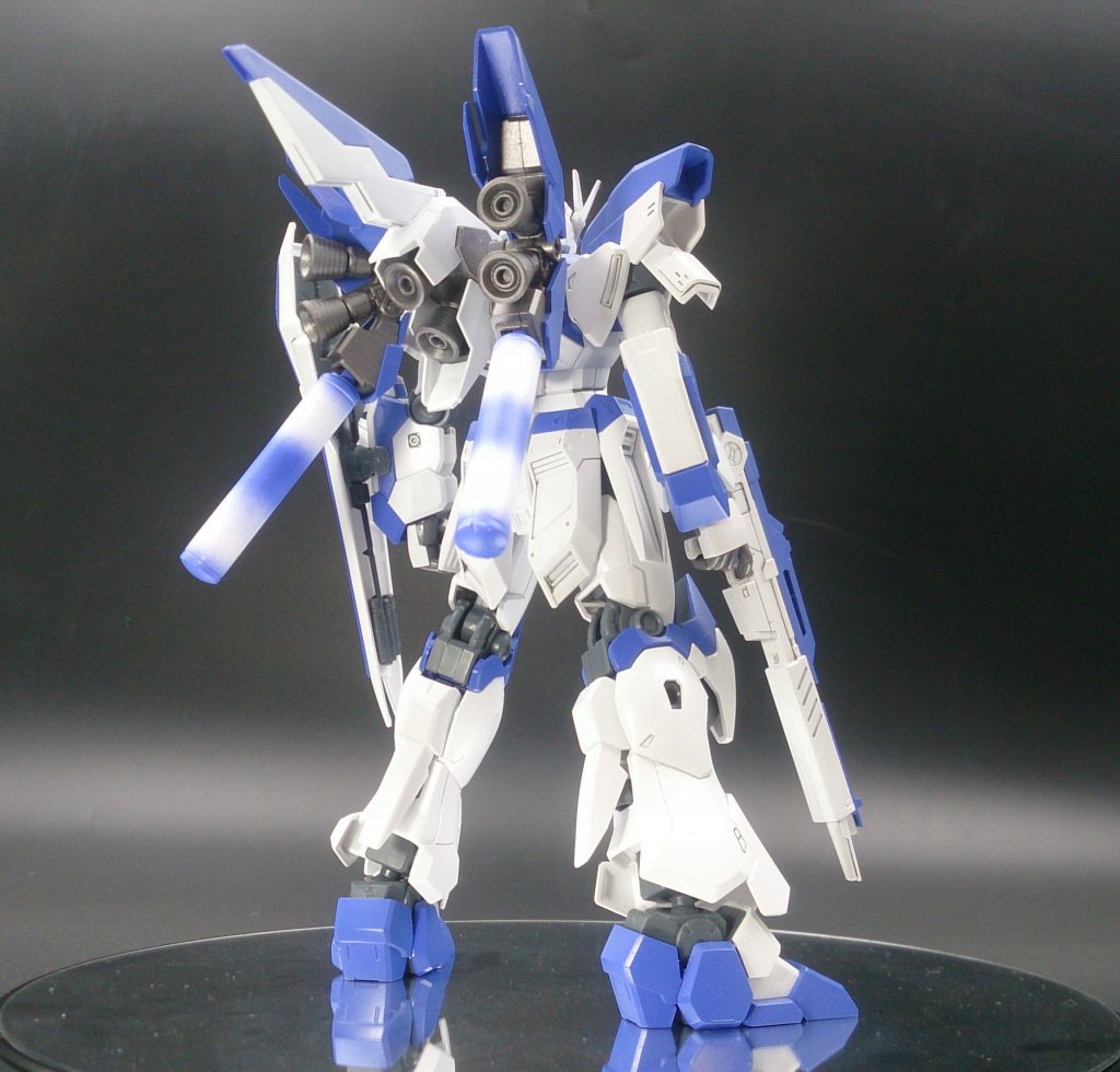 バックショット
ファンネルを装備しないことは決めていたのですがなんとかしてHi-νガンダムとの繋がりも欲しい!
と思いプロペラントをファンネルをイメージしてグラデーション塗装にしてみました!
めちゃくちゃ気に入っています‼️