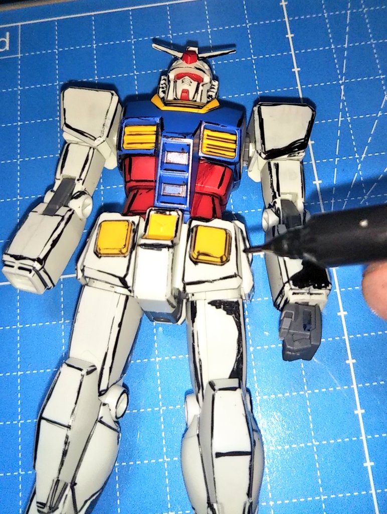 カメラアイ、手首、首の部分塗装以外、無塗装で後は、マッキー1本でやってみました。