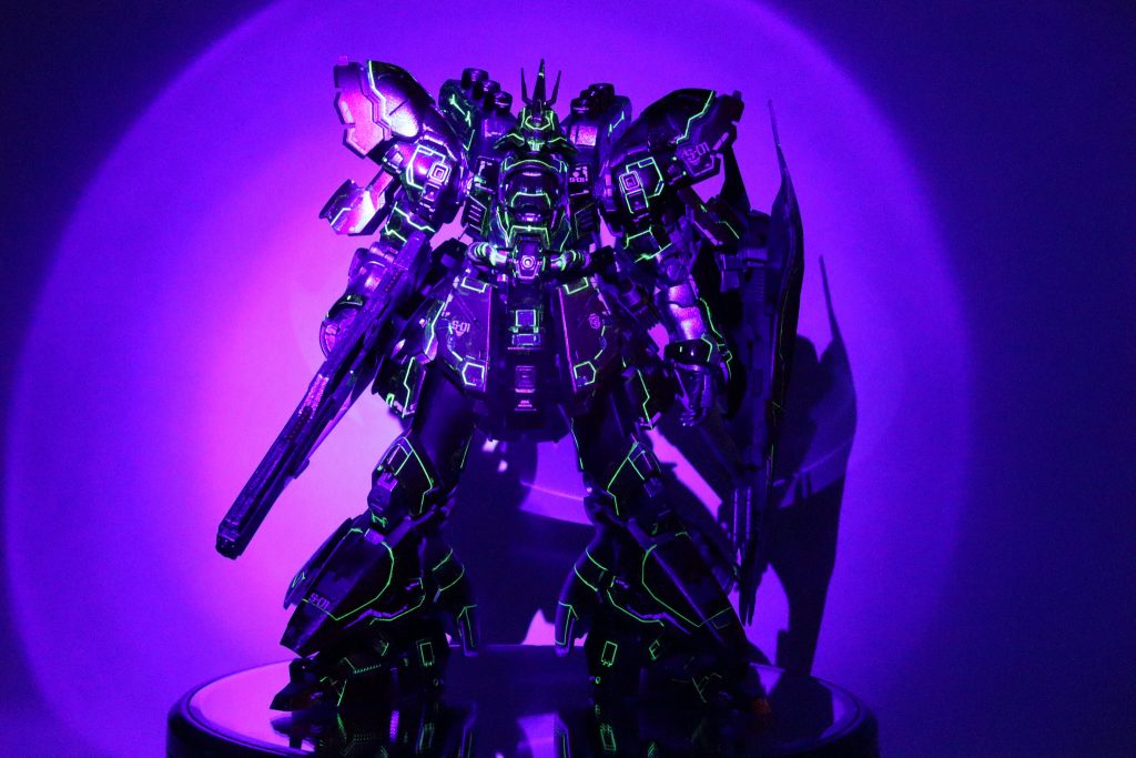 ブラックライトＯＮしたら、スジボリがきれいに浮かび上がります♪
毎日見てても飽きません（笑）

Youtubeに組立動画あげています。よかったら見てください。
[https://youtu.be/tdKrSayprLM](URL)