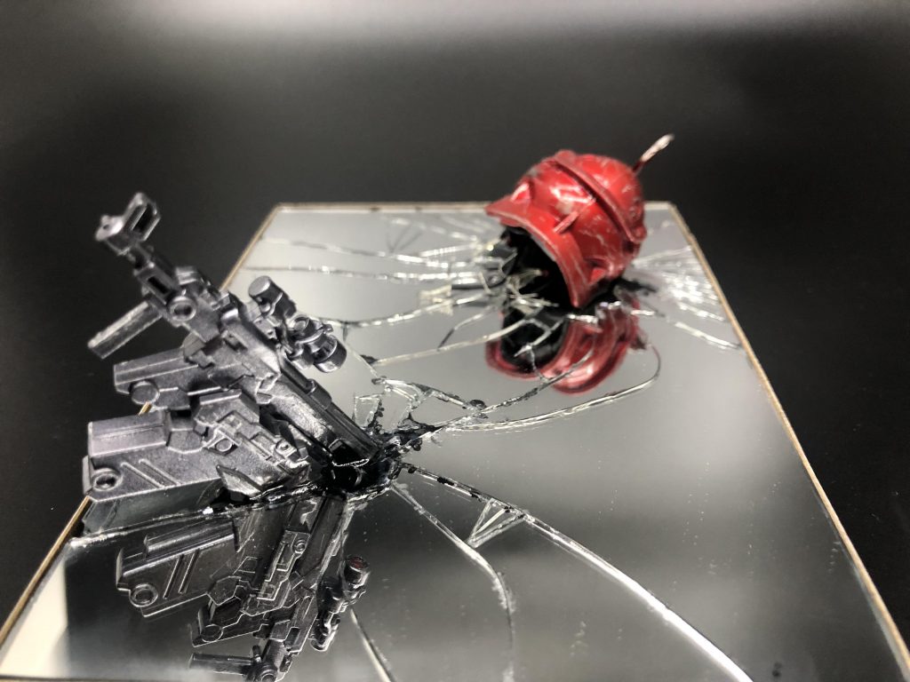 鏡の隙間埋めとパーツの接着はレジンで。