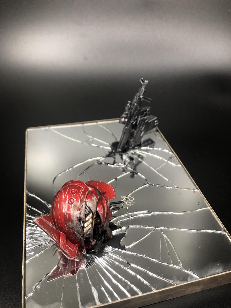 百均で買ったスタンドミラーを割って台座に。