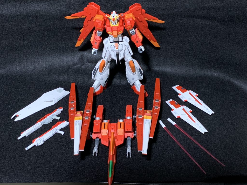 武装一覧一度やってみたかったスタティックディスプレイです。ビームライフルは通常射撃用とフルバースト用のダミーライフルを作成しました。ダミーライフルは数年前の夏にガンプラを買った時に貰ったライフルを2個組み合わせて塗装してます。