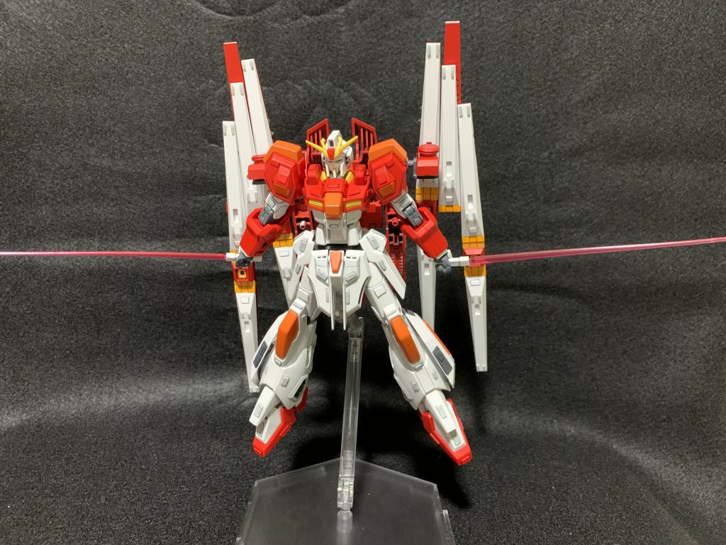 ゲームGジェネレーションクロスレイズの戦闘シーンを参考にアクションポーズ。ゲームだと機体とライフルが召喚されたり、シールドを装備してなかったりと、色々と自由な機体です。