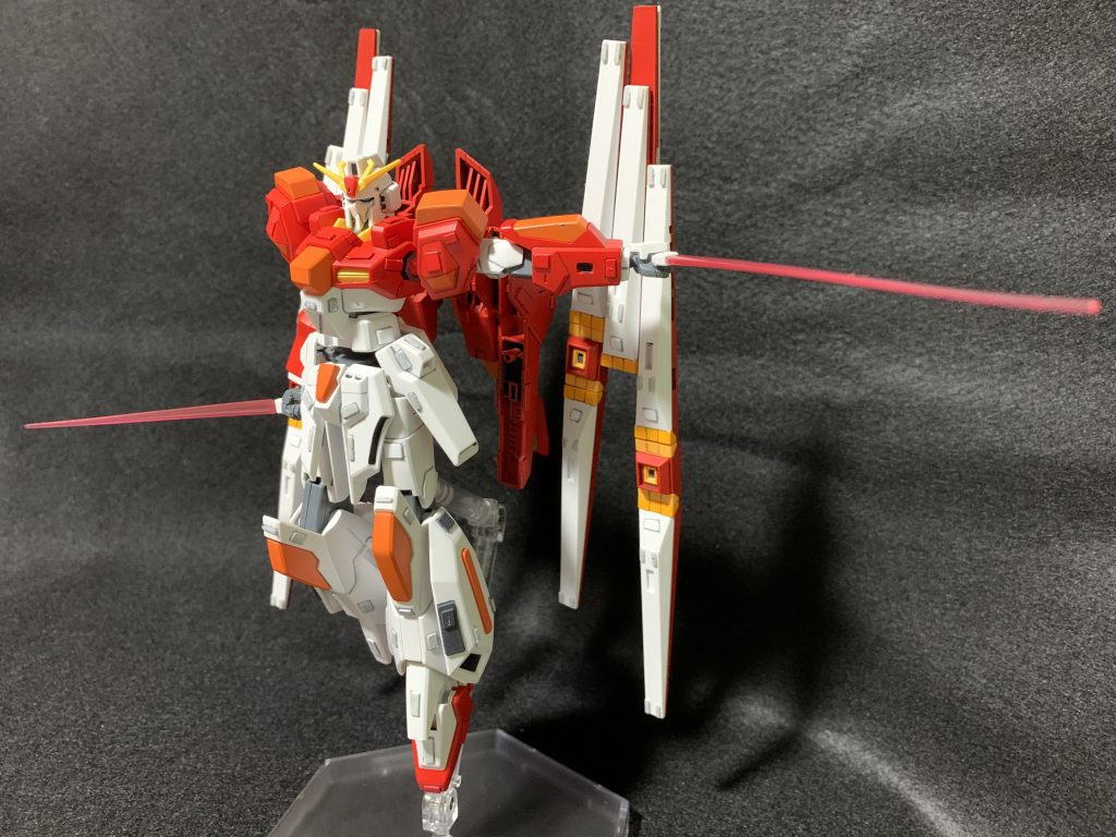 ポーズ演出用の次元ビルドナックルがまさかの取り付け不可でした。ボールジョイントがデカすぎてはまりません。