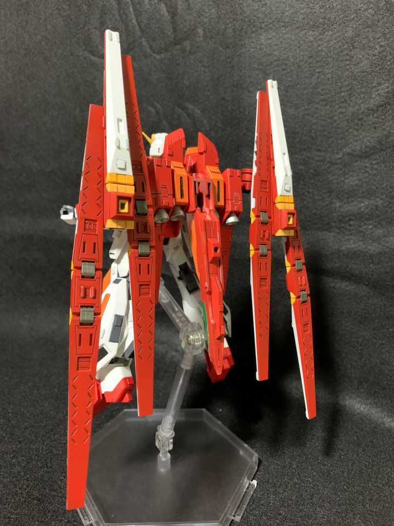 後ろから大きめのバックパックと機首部のおかげで全体のスタイルが良くなりました。フィンファンネル取り付け位置も外側になっていい感じです。