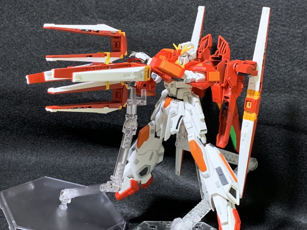 ライフル上下のファンネルの接続が不安定なのでマスキングテープで不格好ながら補強。フルバーストライフルの重量に肩が負けてしまうのでコトブキヤのフライングベースで支えてます。