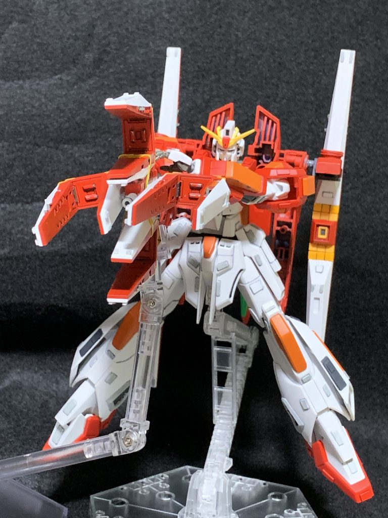 以前はできなかったポーズ。ファンネルをダミーライフルの四隅に囲うように取り付けて1点集中フルバースト射撃!接続方法はタミヤの2mmのプラ棒をファンネルの溝にピッタリはまるように切り出してダミーライフルに接着してます。