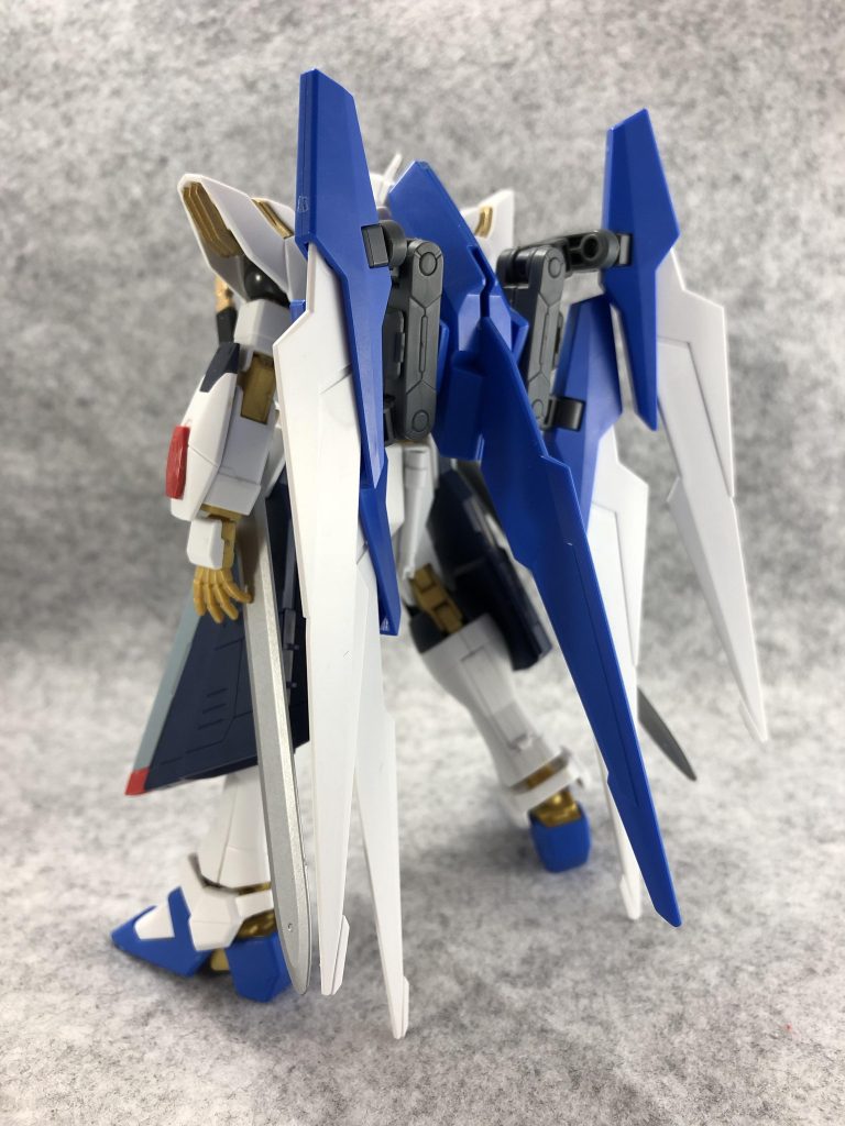 リア。
バックパックは百万式(メガライドランチャー)の基部をベースに、ダブルオー、AGE2、アームアームズ、アメイジングエクシアのパーツで構成されています。