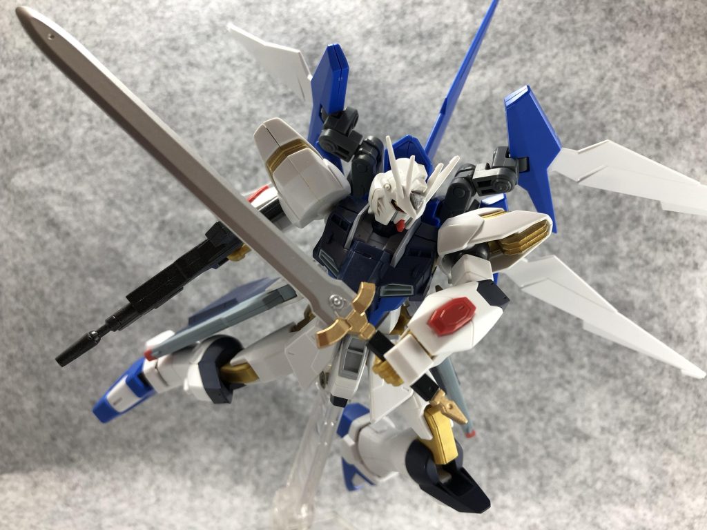 近接メイン武装はサイドアーマーにマウントしている剣。
キット的にはグレイズリッターのものです。リアアーマーにはアメイジングストフリのビームサーベルも装備。