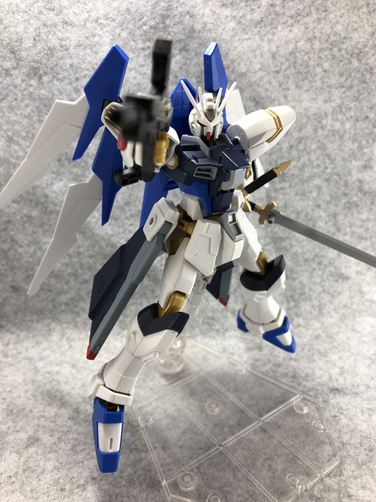 手持ちのライフルはシグーの突撃銃。