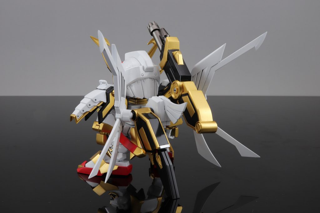 リア。騎士ガンダムのバックパックと真駆参大将軍の大目牙砲を組み合わせて翼の幅を広げています
左側はガトリングの弾倉で模型的に立たせた時の転倒防止の為の支えにしています。