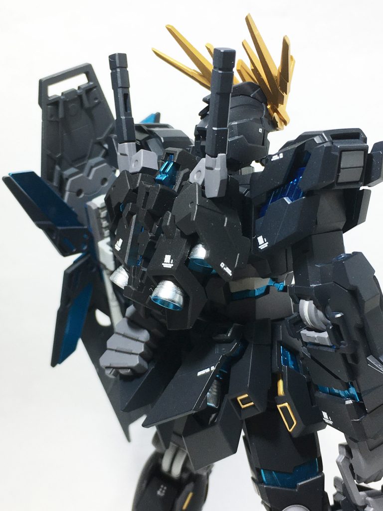 バーニアはアクセントとしてシルバーに。
内側はサイコフレームと同色で塗装しています。