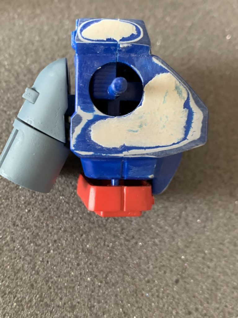 合わせ目パテや接着剤で消しました。