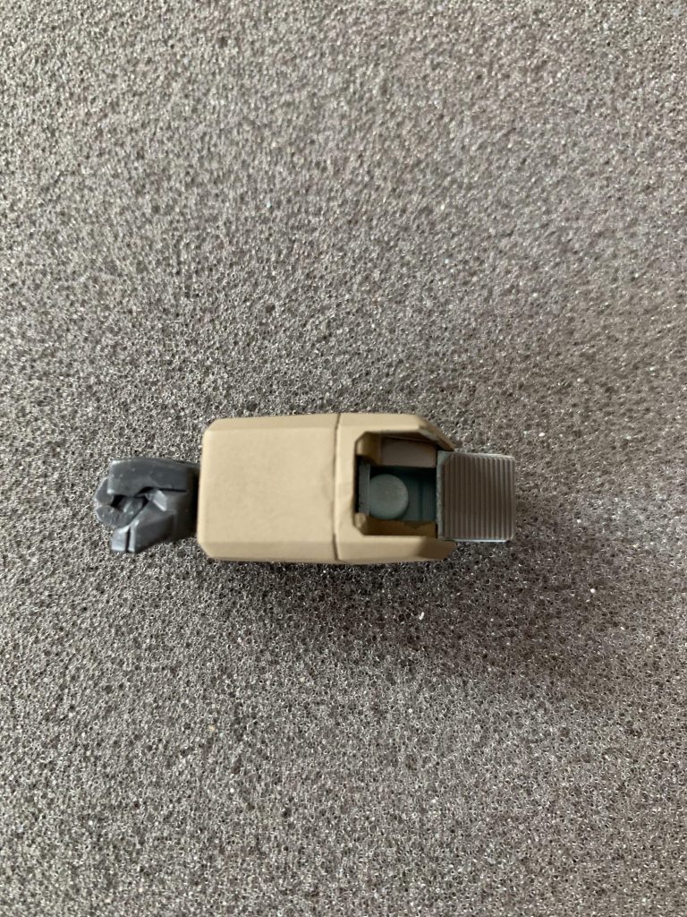 ひじ部分に肉抜きがあったので、市販パーツで塞ぎました。