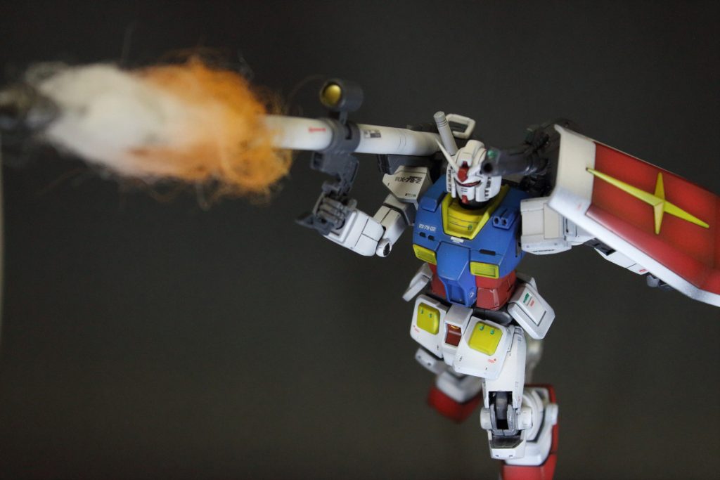 (´・ω・`)バズーカ、エフェクトはバズーカにピンバイスで穴開けてランナーに綿巻きつけて弾はケンプファーのシュツルムファウストを接着