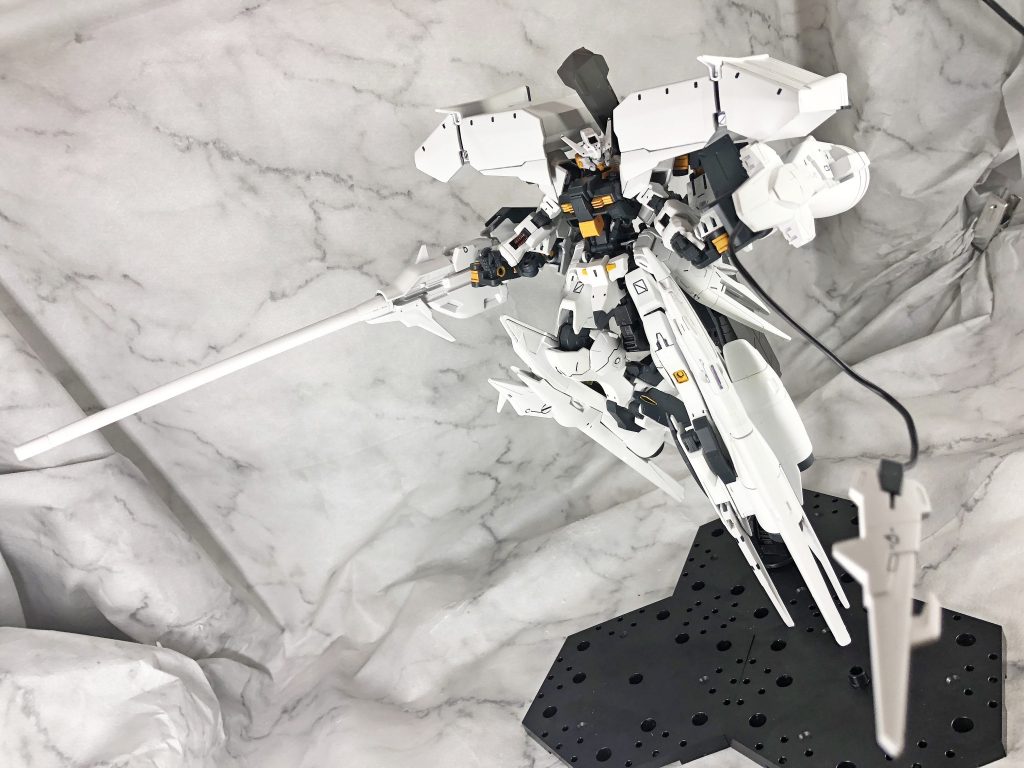 主な装備は…・リバーシブルアーム 前後を入れ替えることで機能の変化する大型アーム・200mm砲 両アーム内に内蔵したキャノン砲 ルプスレクスのアレと同じ。・バルジキャノン 右腕アームに装備された大口径レールガン 弾体の慣性制御により超高初速での射撃が可能で、 条約に抵触しない程度の弾体サイズと動作出力でありながら 本家ダインスレイヴ級の破壊力を発揮することが出来る。 名称は普通にレールガンでもよかったが、 リヴァイアスのアレっぽい感じで発砲するので イメージしやすい名前に。・Iフィールドバリア エイハブ粒子の慣性制御能力を利用した疑似重力バリアのようなもの。 領域内に侵入した飛翔体の運動エネルギーを減衰させ、 本体のナノラミネートアーマーと併用して実弾兵器… 特に天敵である対艦ナパーム等の兵器をほぼ無力化することが出来る。 正式名称は『慣性操作領域発生装置』であり、 Iは『inertia』からとられている。 …などというこじ付けでIフィールドという名称に無理やりしてみる・ワイヤーアンカー 同じく左腕アームに装備されたワイヤー付きアンカー。 予定にはなかったが後部が寂しかったので ルプスレクスのテイルブレードをとって付けただけのもの。・武装コンテナ 両肩に積んだ兵装ユニット。 搭載されているのは主に空間制圧用の 対艦ナパーム弾頭のマイクロミサイルと 大型集束ミサイルなど。 …まぁデンドロビウムのアレの小型版。 元ネタと違ってサイズ的にライフルやバズーカとかは積めない。・背部武装ハンガー 後腰に装備された武装ハンガー。 主にライフル、グレネードランチャー、デモリッションナイフを それぞれ2基ずつ装備している。 また、背中には大型メイスやヴァルキュリアバスターソード等の 大型近接武器を搭載するスペースもある。